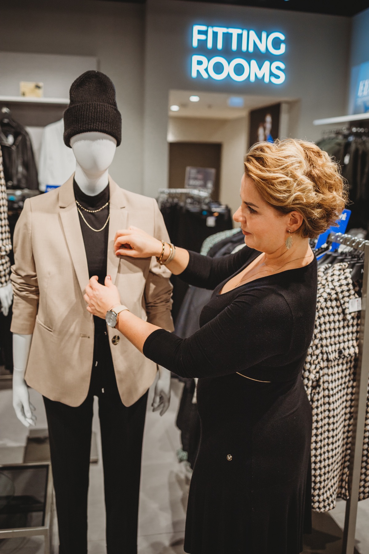 Marta Hlávková při stylingu outfitu na figuríně